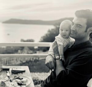 Murat Ünalmış Instagram - Hayat hızla gelip geçerken sevdiklerinle yaşadığın birkaç  güzel anıdan daha değerli hiçbir şey yok. Sağlık olsun. Huzur olsun. Kendim için istediğimi herkes yaşasın isterim. Herkese sağlıklı, mutlu bir yaşam diliyorum. 🙏🏻♾️