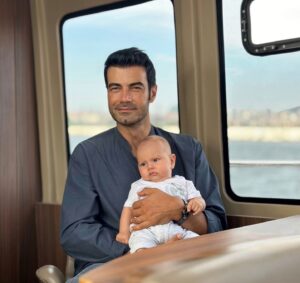 Murat Ünalmış Instagram - Hayat hızla gelip geçerken sevdiklerinle yaşadığın birkaç  güzel anıdan daha değerli hiçbir şey yok. Sağlık olsun. Huzur olsun. Kendim için istediğimi herkes yaşasın isterim. Herkese sağlıklı, mutlu bir yaşam diliyorum. 🙏🏻♾️