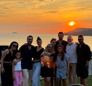 Murat Ünalmış Instagram - Hayat hızla gelip geçerken sevdiklerinle yaşadığın birkaç  güzel anıdan daha değerli hiçbir şey yok. Sağlık olsun. Huzur olsun. Kendim için istediğimi herkes yaşasın isterim. Herkese sağlıklı, mutlu bir yaşam diliyorum. 🙏🏻♾️