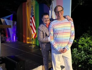 Murray Hill Instagram - TY Madam @vp @kamalaharris for inviting us to your home for #pridemonth @glaad & VP reminding us this is a coalition and it's time to roll-up our sleeves and fight for #equality #prideispatriotism 🏳️‍🌈 🏳️‍⚧️ My pal on and off TV @boomboomhiller was reppin' too! The Tony winner @thealexnewell  sang and as her norm, brought the house down. Great night for the community 🌈TY @hbo #SomebodySomewhere @Hulu #DragMeTonDinner @sechelpr #PrideNeverStops
.
Suit: @sharpe.haus 
Ruffles: @cegonyc