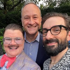Murray Hill Instagram - TY Madam @vp @kamalaharris for inviting us to your home for #pridemonth @glaad & VP reminding us this is a coalition and it's time to roll-up our sleeves and fight for #equality #prideispatriotism 🏳️‍🌈 🏳️‍⚧️ My pal on and off TV @boomboomhiller was reppin' too! The Tony winner @thealexnewell  sang and as her norm, brought the house down. Great night for the community 🌈TY @hbo #SomebodySomewhere @Hulu #DragMeTonDinner @sechelpr #PrideNeverStops
.
Suit: @sharpe.haus 
Ruffles: @cegonyc