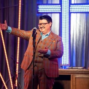 Murray Hill Instagram - Pals! Good news! All episodes of #somebodysomewhere are now streaming on @hbomax ✨ Congrats to 🌟 @bridgeteverett , cast & crew 🎉 We can’t wait ‘til season 2! SHOWBIZ! #FredRococo suit: @thetailorynyc shirt: @vanheusenstyle Borrow your ex’s parents password and binge ‘em baby! xo