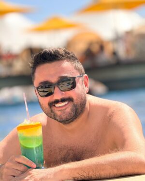 Müşfiq Şahverdiyev Instagram - Yerinden mekanindan asli olmuyaragg her kese xosh istirahet xosh dincelmelerr😎🏖️🏝️⛱️