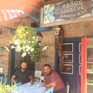 Mustafa Kirantepe Instagram - Murat'la 3 sene önce tanıştık... Arkadaşlık baki... Çay kahve mantı börek lezzetli... Assos'a yolunuz düşerse Behramkale'de ev atmosferinde vakit geçirmeniz dileğiyle... #assosrestaurantmanti