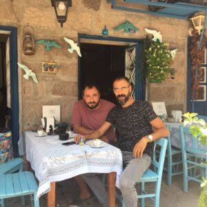 Mustafa Kirantepe Instagram - Murat'la 3 sene önce tanıştık... Arkadaşlık baki... Çay kahve mantı börek lezzetli... Assos'a yolunuz düşerse Behramkale'de ev atmosferinde vakit geçirmeniz dileğiyle... #assosrestaurantmanti