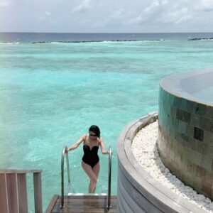Myolie Wu Instagram - It’s nearly the end of summer, let’s catch the tail of it!! 👙🩱🤿
Btw which color of the swimsuit you like? 🤍💚🖤
#summer
#swimsuit
#snapphotostudiomaldives