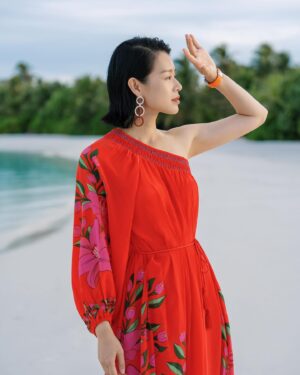 Myolie Wu Instagram - Anywhere can be a great background here!! 📸❤️🌴
Black dress: @poloralphlauren #ralphlaurenhk 
Red dress: @farmrio 
Navy dress: @poloralphlauren #ralphlaurenhk 
White dress: @michaellosordo 
@patinamaldives #patinamaldives 
@travelchannelhongkong
#snapphotostudiomaldives