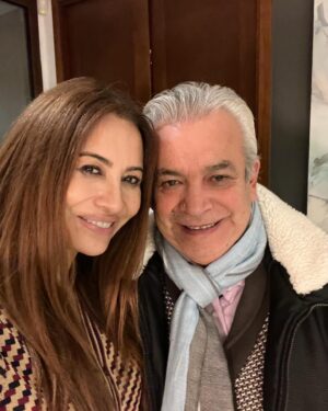 Myriam Hernández Instagram - Hoy, ellos, los más lindos, cumplen 60 años juntos 🤍 demostrándonos que el amor es el sentimiento más poderoso y que pese a los momentos en que a veces el Sol se esconde, siempre vuelve a salir, para seguir firmes y felices por la vida ! Gracias papitos por toda esta enseñanza, entrega y amor por nuestra familia! Los amo con mi vida y le pido a Dios que me los tenga por muchos años más!!!!🙏🏼
