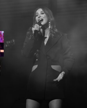 Myriam Hernández Instagram - Aún no puedo creer la hermosa noche que vivimos el día de ayer 🤍 mi corazón no da más de felicidad por todo el amor que me brindaron en cada canción que cantamos juntos!!
Gracias infinitas por ser parte de #invencibleworldtour 🇨🇱😘

📸 @fernando.fotografias 
Styling @loreheviabravo 
Maquillaje @pupi.beauty 
Cabello @cotte.burgosg 
Asistente fotografía @weffphoto
