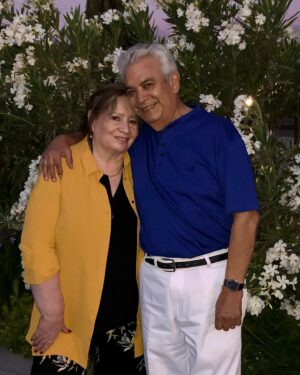 Myriam Hernández Instagram - Hoy, ellos, los más lindos, cumplen 60 años juntos 🤍 demostrándonos que el amor es el sentimiento más poderoso y que pese a los momentos en que a veces el Sol se esconde, siempre vuelve a salir, para seguir firmes y felices por la vida ! Gracias papitos por toda esta enseñanza, entrega y amor por nuestra familia! Los amo con mi vida y le pido a Dios que me los tenga por muchos años más!!!!🙏🏼