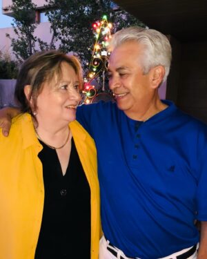 Myriam Hernández Instagram - Hoy, ellos, los más lindos, cumplen 60 años juntos 🤍 demostrándonos que el amor es el sentimiento más poderoso y que pese a los momentos en que a veces el Sol se esconde, siempre vuelve a salir, para seguir firmes y felices por la vida ! Gracias papitos por toda esta enseñanza, entrega y amor por nuestra familia! Los amo con mi vida y le pido a Dios que me los tenga por muchos años más!!!!🙏🏼