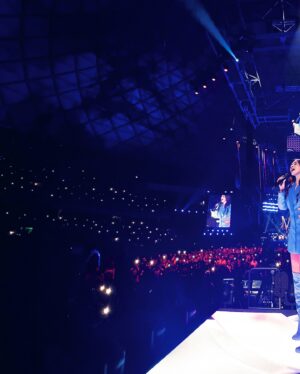 Myriam Hernández Instagram - Aún no puedo creer la hermosa noche que vivimos el día de ayer 🤍 mi corazón no da más de felicidad por todo el amor que me brindaron en cada canción que cantamos juntos!!
Gracias infinitas por ser parte de #invencibleworldtour 🇨🇱😘

📸 @fernando.fotografias 
Styling @loreheviabravo 
Maquillaje @pupi.beauty 
Cabello @cotte.burgosg 
Asistente fotografía @weffphoto