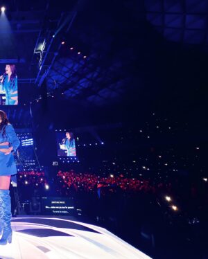 Myriam Hernández Instagram - Aún no puedo creer la hermosa noche que vivimos el día de ayer 🤍 mi corazón no da más de felicidad por todo el amor que me brindaron en cada canción que cantamos juntos!!
Gracias infinitas por ser parte de #invencibleworldtour 🇨🇱😘

📸 @fernando.fotografias 
Styling @loreheviabravo 
Maquillaje @pupi.beauty 
Cabello @cotte.burgosg 
Asistente fotografía @weffphoto