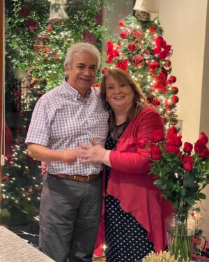 Myriam Hernández Instagram - Hoy, ellos, los más lindos, cumplen 60 años juntos 🤍 demostrándonos que el amor es el sentimiento más poderoso y que pese a los momentos en que a veces el Sol se esconde, siempre vuelve a salir, para seguir firmes y felices por la vida ! Gracias papitos por toda esta enseñanza, entrega y amor por nuestra familia! Los amo con mi vida y le pido a Dios que me los tenga por muchos años más!!!!🙏🏼