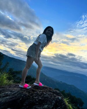 Nabanita Das Instagram - Paharo wala diaries..🏔️🫶❤️
This lyrics ❤️
#mountain #vacation #drive #nature