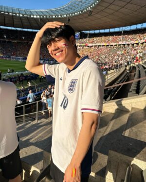 Nachat Juntapun Instagram - ไม่ได้ปีนี้เเล้วจะเอา ปีไหนวะ 🏴󠁧󠁢󠁥󠁮󠁧󠁿. #fcmobile  เลื่อนดูมี @judebellingham  @trentarnold66  และ ตำนานเกาไข่ #fcmobile  ชอบนักบอลคนไหน สเปน หรือ อังกฤษ คอมเม้นมานะ ว่าเพราะไร @easfcmobile  เเจกเสื้อ 10 ตัว #FCMobileTHxEURO24
#เชียร์ยูโร24กับFCMobile