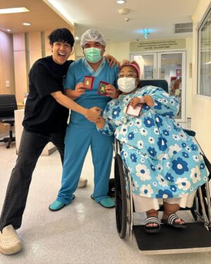 Nachat Juntapun Instagram - เอาทองมาให้หลานคากิครับบ @jackfanchan  @baihmon.kj  ยินดีด้วยเพื่อนรักกก ❤️