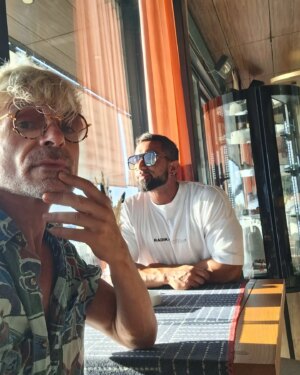 Nacho Guerreros Instagram - La canícula es mucho más placentera paseando con súper @diego_naturfitness por el Danubio 🌞
Agosto caluroso hasta en la Europa del Este...
Feliz lunes 💫
