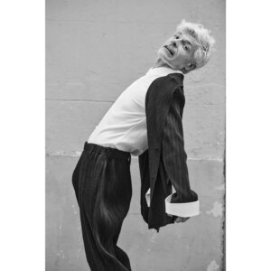Nacho Guerreros Instagram - "La edad es sólo un número, sólo eso"...

Feliz viernes 💫

Foto: @juanjomolinaphotographer 
Estilismo: @franlarranaga_oficial 
Makeup: @lewisamarante
Traje : @adolfodominguezofficial 
Camisa: @boss 
Zapatos: @dsquared2