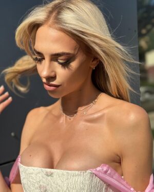 Nadezhda Sysoeva Instagram - Понедельник 🩷 

Мастер @yuliiakuznetsova.hairs
Корсет @alinecollection.ru 
Make @minaewaaa