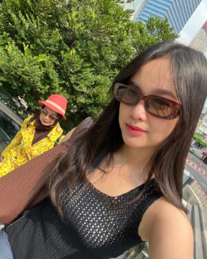 Nadila Wantari Instagram - cheers to many more mother-daughter trips to come 🖤 

trip impulsif yg muncul tiba2 karena setelah dipikir-pikir kok belum pernah pergi sama mama yg bener jalan2 doanggg… and here we are, Bangkok trip berduaan anti drama dan anti capek! 

semoga mama sehat terus, bisa aku ajak jalan2 terus 🖤😊 

*nulis ini dengan teary eyes 🥹