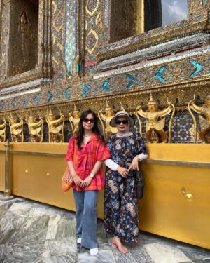 Nadila Wantari Instagram - cheers to many more mother-daughter trips to come 🖤 

trip impulsif yg muncul tiba2 karena setelah dipikir-pikir kok belum pernah pergi sama mama yg bener jalan2 doanggg… and here we are, Bangkok trip berduaan anti drama dan anti capek! 

semoga mama sehat terus, bisa aku ajak jalan2 terus 🖤😊 

*nulis ini dengan teary eyes 🥹