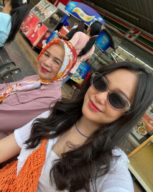 Nadila Wantari Instagram - cheers to many more mother-daughter trips to come 🖤 

trip impulsif yg muncul tiba2 karena setelah dipikir-pikir kok belum pernah pergi sama mama yg bener jalan2 doanggg… and here we are, Bangkok trip berduaan anti drama dan anti capek! 

semoga mama sehat terus, bisa aku ajak jalan2 terus 🖤😊 

*nulis ini dengan teary eyes 🥹