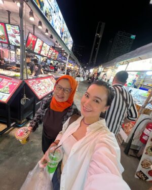 Nadila Wantari Instagram - cheers to many more mother-daughter trips to come 🖤 

trip impulsif yg muncul tiba2 karena setelah dipikir-pikir kok belum pernah pergi sama mama yg bener jalan2 doanggg… and here we are, Bangkok trip berduaan anti drama dan anti capek! 

semoga mama sehat terus, bisa aku ajak jalan2 terus 🖤😊 

*nulis ini dengan teary eyes 🥹