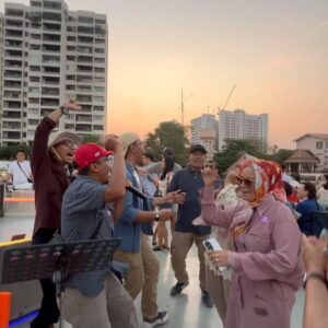 Nadila Wantari Instagram - cheers to many more mother-daughter trips to come 🖤 

trip impulsif yg muncul tiba2 karena setelah dipikir-pikir kok belum pernah pergi sama mama yg bener jalan2 doanggg… and here we are, Bangkok trip berduaan anti drama dan anti capek! 

semoga mama sehat terus, bisa aku ajak jalan2 terus 🖤😊 

*nulis ini dengan teary eyes 🥹