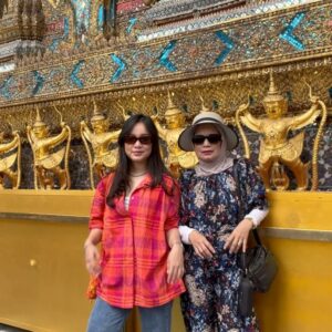 Nadila Wantari Instagram - cheers to many more mother-daughter trips to come 🖤 

trip impulsif yg muncul tiba2 karena setelah dipikir-pikir kok belum pernah pergi sama mama yg bener jalan2 doanggg… and here we are, Bangkok trip berduaan anti drama dan anti capek! 

semoga mama sehat terus, bisa aku ajak jalan2 terus 🖤😊 

*nulis ini dengan teary eyes 🥹