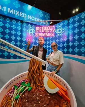 Naglis Bierancas Instagram - Kaip smagu nuolatos turėri tų pirmų kartų ir juos išgyventi. 🥰
Pirmas kartas LA, pirmas Korėjietiškas BBQ, pirmas K-pop muzikos festivalis. Ir taip, aš galiu suprasti, kodėl žmonės eina iš proto dėl tų visų grupių! Jos kausto žvilgsnį savo įmantriom choreografijom, kas "mūsų" pasaulyje nėra labai įprasta, net buvau pagalvojęs, kad kokie One Direction bernai nu tikrai rūkytų kamputy dabar. Tiek panos, tiek bičai yra super cute išvaizdos, labai stilingi, nu tokie baby face gražuoliukai, kur užtenka žmones parodyt ekrane dar jiem neišėjus į sceną, o arena jau klyyykia! Šiaip klykia po kiekvienų žodžių ar judesių, o judėt chebra moka. Pvz kada paskutinį kart matėt 11os merginų sastatą grupėje? Nu aš pvz niekada. Sveiki, man dvigubą Spice Girls su daug šokių ir dainų.😀 O dainos tokios catchy, kad kai kurios strigo ir mum, nors girdėjom pirmą kartą. 
Šiaip laaabai faina patirtis, ir kaip smagu, kad tokia didžiulė krūva prisiminimų telpa tiesiog kišenėje. Akimirkos įamžintos Samsung telefonu, nuguls mano instagramo dienorašty, o aš tvirtinu, kad tikrai no bad seats #withgalaxy! ✨️ 
P.S. Kartočiau viską! 🫰🏻
#reklama @samsunglt #teamgalaxy galaxy #galaxys24ultra #losangeles