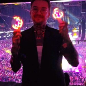 Naglis Bierancas Instagram - Kaip smagu nuolatos turėri tų pirmų kartų ir juos išgyventi. 🥰
Pirmas kartas LA, pirmas Korėjietiškas BBQ, pirmas K-pop muzikos festivalis. Ir taip, aš galiu suprasti, kodėl žmonės eina iš proto dėl tų visų grupių! Jos kausto žvilgsnį savo įmantriom choreografijom, kas "mūsų" pasaulyje nėra labai įprasta, net buvau pagalvojęs, kad kokie One Direction bernai nu tikrai rūkytų kamputy dabar. Tiek panos, tiek bičai yra super cute išvaizdos, labai stilingi, nu tokie baby face gražuoliukai, kur užtenka žmones parodyt ekrane dar jiem neišėjus į sceną, o arena jau klyyykia! Šiaip klykia po kiekvienų žodžių ar judesių, o judėt chebra moka. Pvz kada paskutinį kart matėt 11os merginų sastatą grupėje? Nu aš pvz niekada. Sveiki, man dvigubą Spice Girls su daug šokių ir dainų.😀 O dainos tokios catchy, kad kai kurios strigo ir mum, nors girdėjom pirmą kartą. 
Šiaip laaabai faina patirtis, ir kaip smagu, kad tokia didžiulė krūva prisiminimų telpa tiesiog kišenėje. Akimirkos įamžintos Samsung telefonu, nuguls mano instagramo dienorašty, o aš tvirtinu, kad tikrai no bad seats #withgalaxy! ✨️ 
P.S. Kartočiau viską! 🫰🏻
#reklama @samsunglt #teamgalaxy galaxy #galaxys24ultra #losangeles