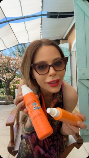 Naike Rivelli Instagram - Tutti sotto al sole! Ma cosa mettete sulla vostra pelle e quella dei vostri bambini ? Oltre l’etichetta che promette protezione e sicurezza, oltre il brand che solo per la sua importanza e fama, dovrebbe darvi una certezza, oltre i soldi in più spesi credendo di pagare una qualità migliore, cosa fate per sapere se ciò che usate é buono davvero? vi soffermate mai a indagare più a fondo su gli ingredienti delle vostre creme solari protettive? La bugia è ovunque ormai. L’unico metodo sul quale ci possiamo affidare è l’informazione. Di informazioni oggi ce ne sono davvero tante e anche molto precise e approfondite. Ci sono studi e scienziati e centri assistenza per informazioni su prodotti,  da chiamare. Ci sono feed sui social di medici e studiosi che cercano di spiegare che certi ingredienti sono nocivi. A livelli gravi per la salute. Non so perché sia possibile e legale che così tanti prodotti nocivi e pieni di sostanze terrificanti siano in vendita in ogni dove. É incredibile 😨. Però é così. Solo in questo mese ho letto così tanti articoli su l’allarmante vendita di creme non idonee alla salute della pelle. Boh. Ma come si fa? Si cerca, ci si informa e si passa parola. Non vogliono dirci la verità? E noi ce la troviamo da soli! Oltre la Mustela, che ho trovato con difficoltà, ce ne sono altre. Basta cercare. L’universo aiuta chi cerca la verità ❤️❣️ #naikerivelli @ornellamuti @blueeyedfamily