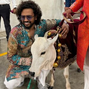 Nakash Aziz Instagram - Hanging out with THE GUYS 🐄.. #cow 

#ambani #ambaniwedding #marraige #shadi #wedding #weddingseason #anantradhikawedding #anantambaniradhikamerchantpreweddingfunction