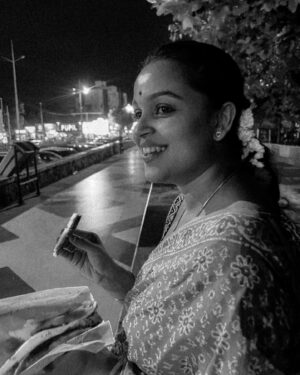 Nakshatra Murthy Instagram - Old school soul with young eyes , vintage heart ♥️ , & beautiful mind 🌠
.
.
Cotton saree la poo vechutu , having maanga feels retrosihhh 
.
🧿