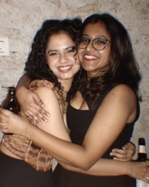 Namita Krishnamurthy Instagram - Brat summer with my fav girlies 🖤

#partynight #girlsnight #curlyhairdontcare #bratsummer