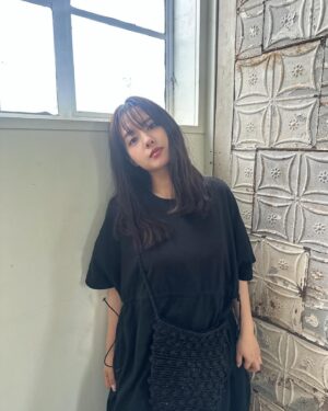 Nana Yamada Instagram - 久しぶりに写真撮ってもらった🙄

今日は早朝から移動して撮影でした📷
動きやすいこのワンピース重宝してます...🐕🤎
ワンピースも肩がけバッグも @freaksstore_official 👜

さっ、明日もがんばるよ〜〜☺️♡
明日はお知らせがありますっ📢