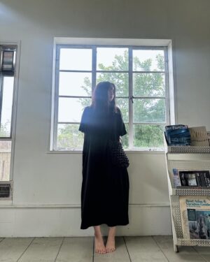 Nana Yamada Instagram - 久しぶりに写真撮ってもらった🙄

今日は早朝から移動して撮影でした📷
動きやすいこのワンピース重宝してます...🐕🤎
ワンピースも肩がけバッグも @freaksstore_official 👜

さっ、明日もがんばるよ〜〜☺️♡
明日はお知らせがありますっ📢