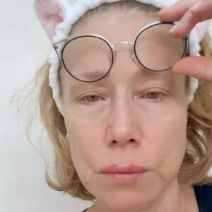 Nancy Brilli Instagram - La mattina mi sveglio spesso gonfietta, un po’ intontita e con la pelle…triste. Nella ciotola metto acqua fredda e ghiaccio, un po’ di coraggio e via. Mi fa bene sl piccoli gonfiori mattutino , tonifica  la pelle e mi dà una bella sferzata. Naturale e vecchio rimedio, è un piccolo segreto di bellezza, dovendo poi affrontare una giornata di lavoro col trucco da settantenne e il caldo romano di luglio. Ah, visto che in tanti me lo avete chiesto: il giallo è la ciotola!😂 chi ci ha provato? Com’è andata?