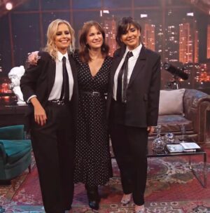 Nancy Dupláa Instagram - Hoy a las 20 hs en @planeta9.ok una charla hermosa con estas divinas q este trabajo me dio la posibilidad de conocerlas y quererlas!!!

@exitlaobra #Goyo ..el recorrido y la vida misma ❤️

Gracias
@edithhermida 
@maiachacra 
@verocastanares 

Y con estos angelitos q me dejaron soñada

@cecimartinezmkp 
@moromartinezmkp 
Siempre con el asesoramiento de mi ❤️
@caromarafioti 

Gracias!!

Y gracias @canal9oficial querido❤️✨