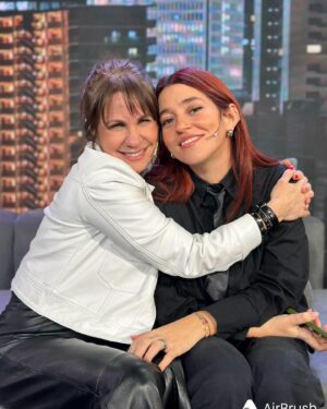 Nancy Dupláa Instagram - Todo lo q sería @lanocheperfectaeneltrece 

Gracias @sebawainraichok @petomenahemok no podría haberme reído más!!!

Y encontrarme con mi bebota más linda y buena del mundo @letisiciliani 
Y con el número 1 @bbsanzo 

Y gracias a mis magas amigas q sin ellas no sabría q hacer!!

Styling @caromarafioti 
Pelo y make up @muypaularey 
Ropa @aderasmachine 
Pulseras @caromarafioti 

Y a mi @eltrecetv adorado❤️

Gracias por esta #NochePerfecta❤️

Hoy 23.30 x el trece
