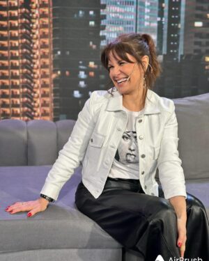 Nancy Dupláa Instagram - Todo lo q sería @lanocheperfectaeneltrece 

Gracias @sebawainraichok @petomenahemok no podría haberme reído más!!!

Y encontrarme con mi bebota más linda y buena del mundo @letisiciliani 
Y con el número 1 @bbsanzo 

Y gracias a mis magas amigas q sin ellas no sabría q hacer!!

Styling @caromarafioti 
Pelo y make up @muypaularey 
Ropa @aderasmachine 
Pulseras @caromarafioti 

Y a mi @eltrecetv adorado❤️

Gracias por esta #NochePerfecta❤️

Hoy 23.30 x el trece