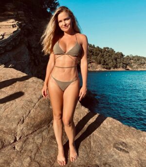 Nanda Ziegler Instagram - Verão, estou correndo para os seus abraços! 🩵⚓️