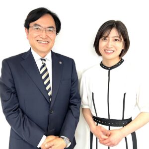 Nao Minamisawa Instagram - 立教大学新座キャンパスにて、西原廉太総長と対談させていただきました！

母校でのお仕事というのはやはりうれしいものです。
これまでちゃんと地道に仕事を続けてきてよかったなと思う瞬間です。

そして新座キャンパスは卒業以来に訪問。
懐かしくて、いろいろと思い出が蘇ってきました。

ありがとうございました👩‍🎓
@rikkyouniv 

衣装
靴　@charleskeith_jp