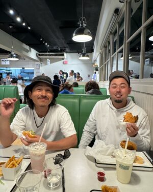 Naomi Lorraine Frank Instagram - .
.
新婚旅行いっぱい写真撮って
いっぱいみんなと遊んだのに
載せてなさすぎるからそろそろちょこちょこと
載せていく🫡笑

@chubbieshawaii 
美味しすぎて滞在期間2、3回は食べた気がする🤔
.
.
#hawaii#ハワイ#新婚旅行#honeymoon#chubbiesburgers #写真はいかに盛れるかではなく#いかに自然体で映るか