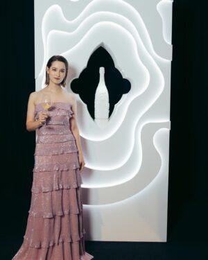 Naomi Trauden Instagram - 先日、モエ・エ・シャンドン コレクション アンペリアルのローンチディナーにご招待いただきました✨

メゾンの創業280周年を記念した「コレクションアンペリアルクリエイションNo.1」。7つのヴィンテージがブレンドされたこちらは、複雑でありながら華やかでエレガントな味わいで、時間の経過とともに印象も変わっていく美しいシャンパンでした。
世界的現代アーティストのダニエルアーシャム氏とのコラボレーションボトルも素晴らしくしばらく見入ってしまいました。

私にとってモエエシャンドンは特別なとき、例えば誕生日などにプレゼントでいただくような存在でしたが、今回とても印象的だったのは最高醸造責任者のブノワ氏がおっしゃった「私は日々なにかお祝いすることを探して、シャンパンを飲むんだ。」という言葉。
特別な時に飲むのももちろんいいけど、モエをモチベーションに日々にあふれる特別な瞬間に目を向けて祝う、そんな素敵な想いを受け取った気がします。

総じて、夢のような時間でした💫
創業300年に向けて新しいキュヴェを発表していく今後のコレクションアンペリアルもとても楽しみですね🥂

#moetchandon #モエエシャンドン 
#collectionimperiale  #コレクションアンペリアル 
#drinkresponsibly #ad