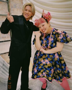 Naomi Watanabe Instagram - @3people_1minute 今夜21:00から日本テレビで放送されます！！！色んなジャンルからすごいパフォーマーの方々が続々と出てきますのでお楽しみに！！！
笑ったり泣いたり結構情緒が揺さぶられる新しい特番です！笑

そして豪華な審査員の皆様と共に
平野くんと私2人でMCさせて頂いてます！

うにょー！！！！！！にょろにょろー！！！笑

心の準備に60年欲しいって言ってましたが、
平野くんとこんな早く再共演できるとは思ってませんでしたし、余裕で人見知り全開祭り大爆発のまま、楽しく収録させて頂きました😂😂

間ちょこちょこ休憩があったんだけど
前半は話しかけていいのか距離感が分からず
2、3回無言の「シュー…」タイムありました😂
怖すぎる！！笑
なんの音？
って横見たら目バッキバキのシュー女いたら誰でも怖いよね！笑

でも全て吹っ飛ぶくらい出演者の皆様の素晴らしいパフォーマンス&平野大先生のMC力で最後は会場みんなが一つになりました！！！本当に最高なのでぜひ今夜見てください！お楽しみにー✨

#さんま御殿も見てね🫶