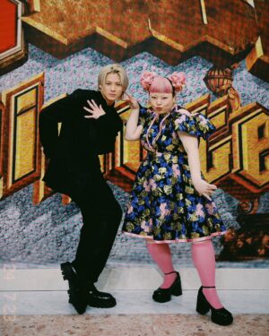 Naomi Watanabe Instagram - @3people_1minute 今夜21:00から日本テレビで放送されます！！！色んなジャンルからすごいパフォーマーの方々が続々と出てきますのでお楽しみに！！！
笑ったり泣いたり結構情緒が揺さぶられる新しい特番です！笑

そして豪華な審査員の皆様と共に
平野くんと私2人でMCさせて頂いてます！

うにょー！！！！！！にょろにょろー！！！笑

心の準備に60年欲しいって言ってましたが、
平野くんとこんな早く再共演できるとは思ってませんでしたし、余裕で人見知り全開祭り大爆発のまま、楽しく収録させて頂きました😂😂

間ちょこちょこ休憩があったんだけど
前半は話しかけていいのか距離感が分からず
2、3回無言の「シュー…」タイムありました😂
怖すぎる！！笑
なんの音？
って横見たら目バッキバキのシュー女いたら誰でも怖いよね！笑

でも全て吹っ飛ぶくらい出演者の皆様の素晴らしいパフォーマンス&平野大先生のMC力で最後は会場みんなが一つになりました！！！本当に最高なのでぜひ今夜見てください！お楽しみにー✨

#さんま御殿も見てね🫶