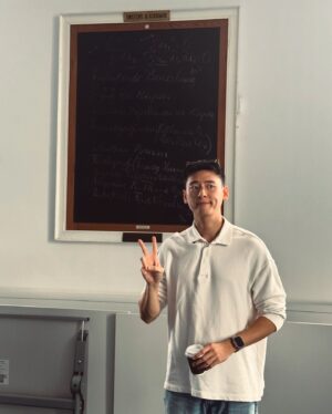 Naphat Vikairungroj Instagram - ถ่ายกับกระดานไอสไตล์ แต่ยืนบังลายเซ็น