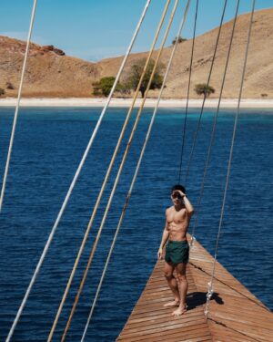 Nat Sakdatorn Instagram - 1st liveaboard and already looking forward to many more.

@bluescape.th #komodo #indonesia